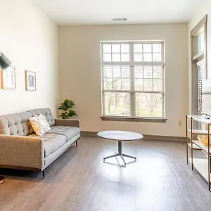 Apartment Urban Living 1br In Uptown Area With Pool